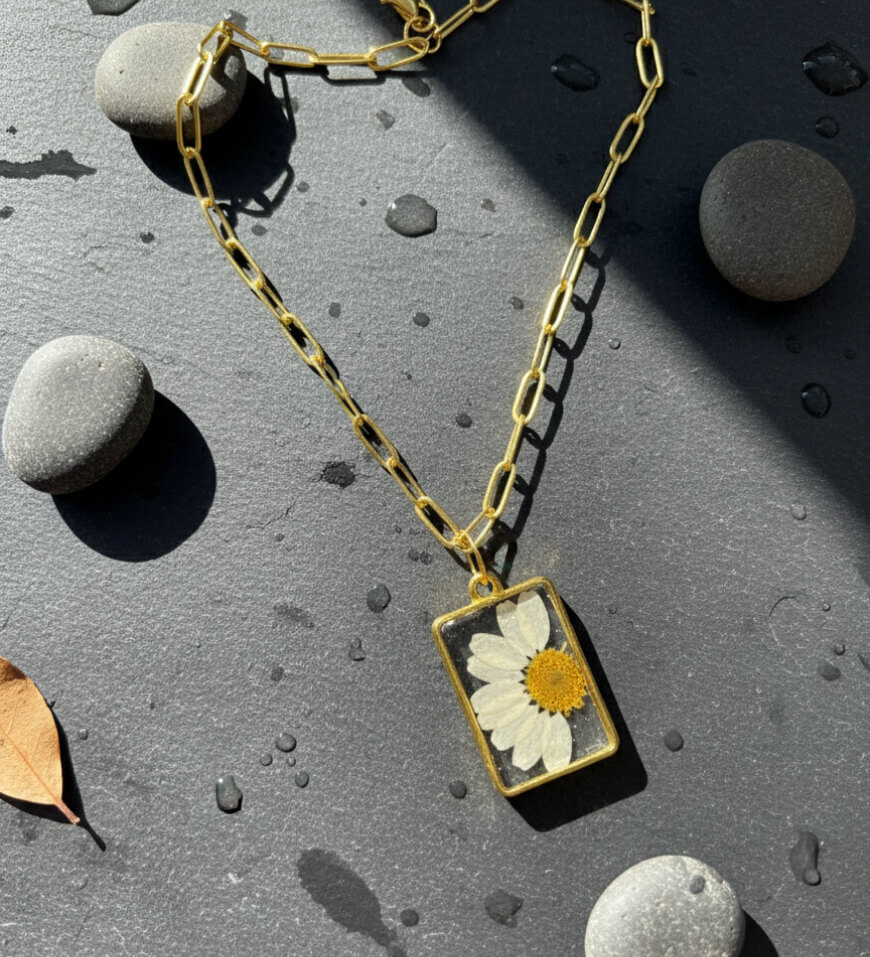 daisy_pendant_with_anti_tarnish_golden_chain_3