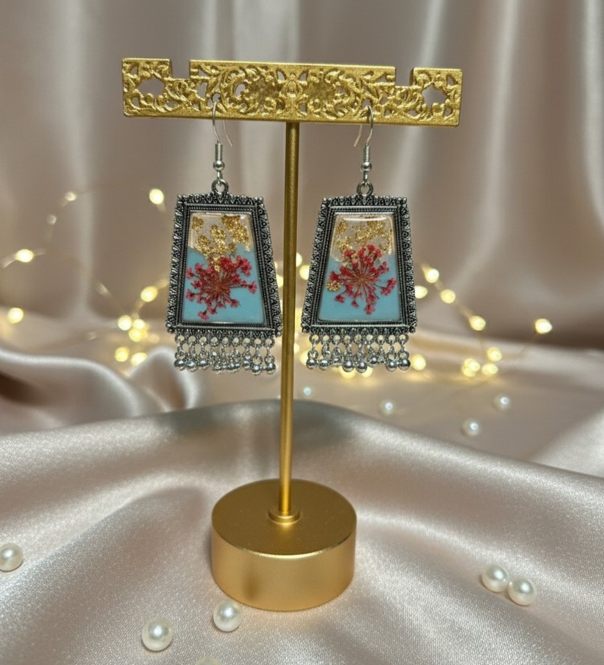Boho-Ethnic Oxidised Resin Jhumka with Real Flower, Golden Flakes & Pastel Colour Boho-Ethnic Oxidised Resin Jhumka with Real Flower, Golden Flakes & Pastel Colour